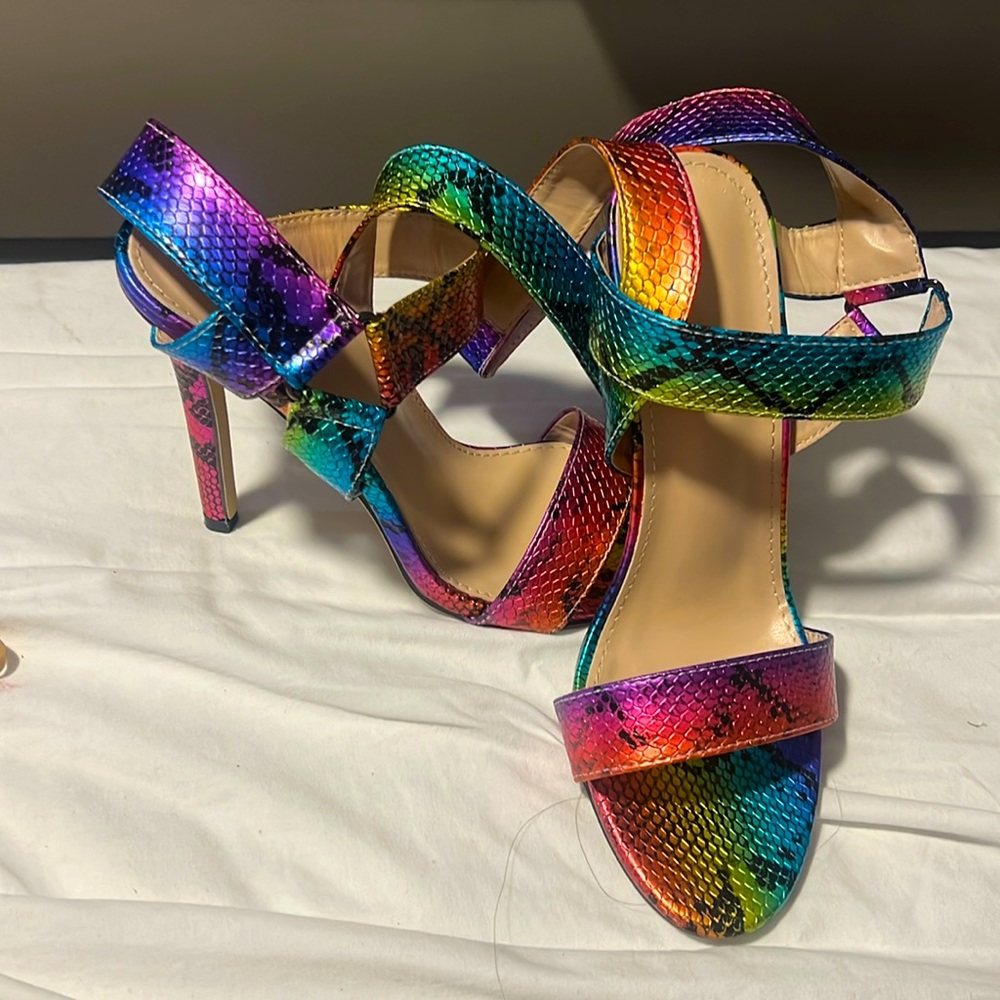 Print heeled strappy sandals